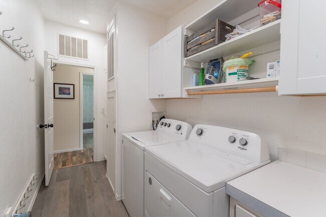 Building Photo - Modern Retreat in Reed’s Crossing