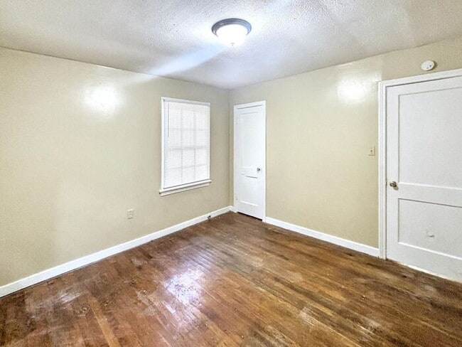 Building Photo - ** PROMO - $500 Off of the first full mont...