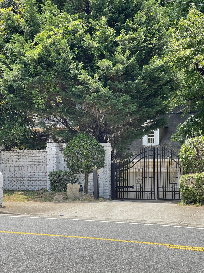 Foto del edificio - 915 Woodlawn Dr NE