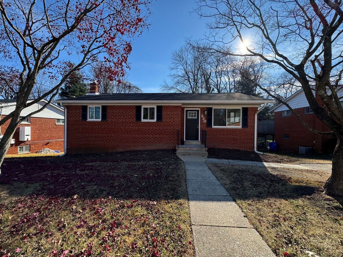 Foto principal - 4 Bedroom 3 Full Bathrooms Newly Renovated...