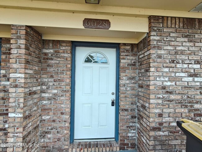 Foto del edificio - 6028 Duclay Rd