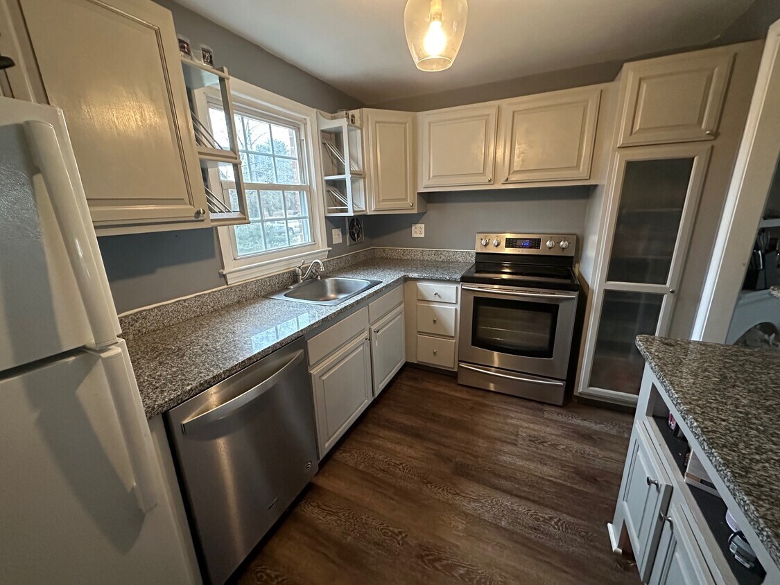 33 Grandview Dr Unit B, Farmington, CT 06032 Condo for Rent in