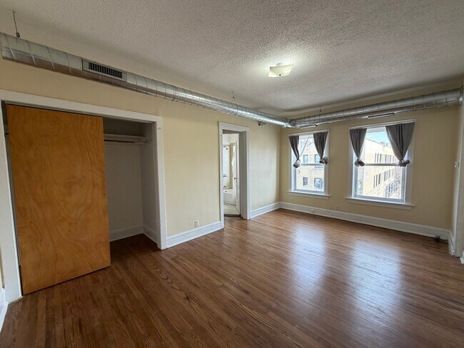 Foto del edificio - 2712 N Milwaukee Ave
