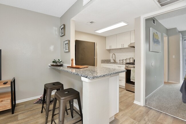 Building Photo - The Oasis Apartments