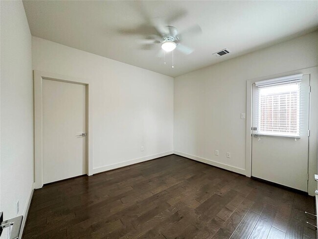 Building Photo - 1306 Hussion St