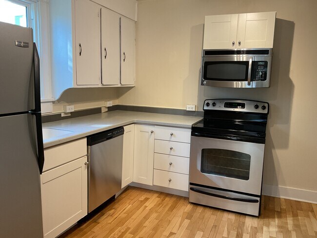 Kitchen - 3069 Broadway St