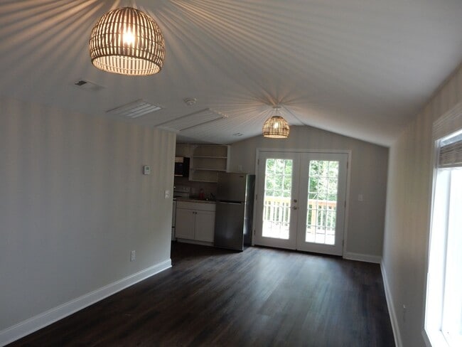 Building Photo - "Tiny" home offers one level living - WALK...