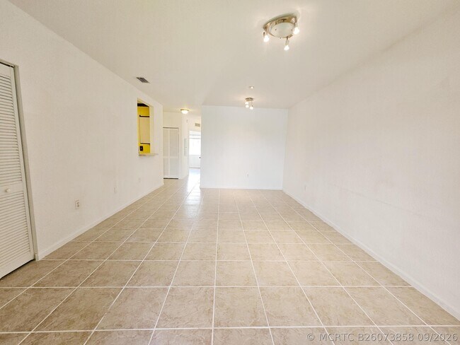 Foto del edificio - 1157 Golden Lakes Blvd