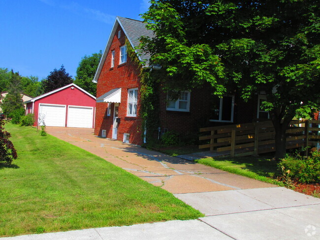 Building Photo - 408 Prentice St