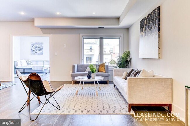 Foto del edificio - 3467 Holmead Pl NW