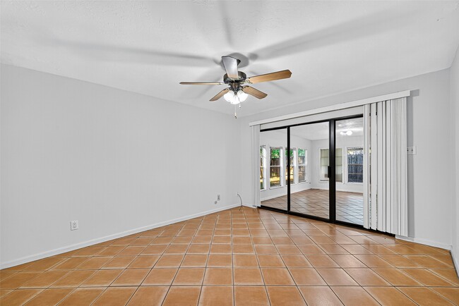 Building Photo - 812 Fleetwood Pl Dr