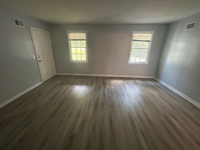 Foto del edificio - 715 Montague Road Unit D