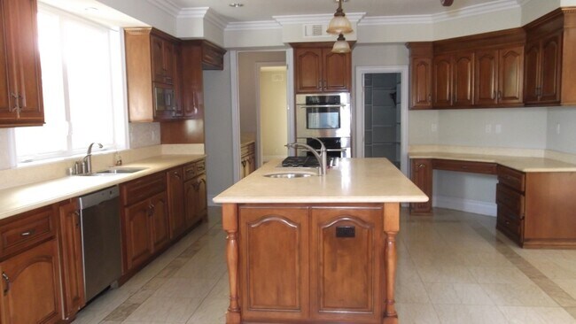 Foto del edificio - Coming Soon! Lavish Estate Home w/4700sf+C...