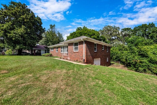 Building Photo - 204 3rd Ave