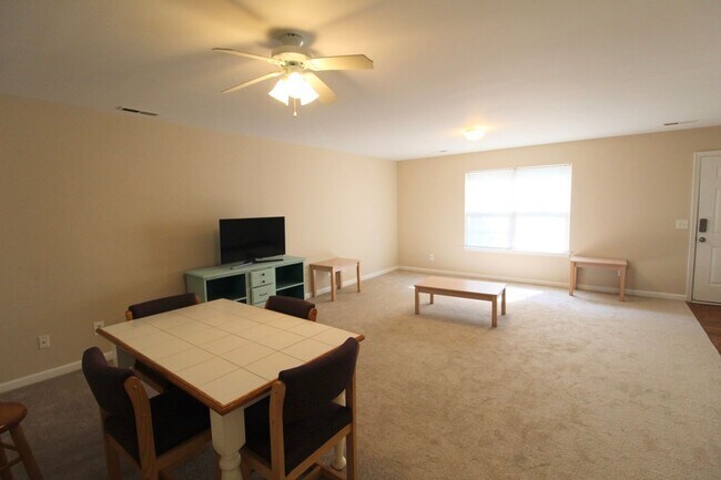 Foto del edificio - 577 Pheasant Run Cir
