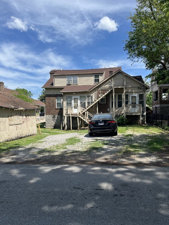 Building Photo - "Charming Studio Apartment in the Heart of...