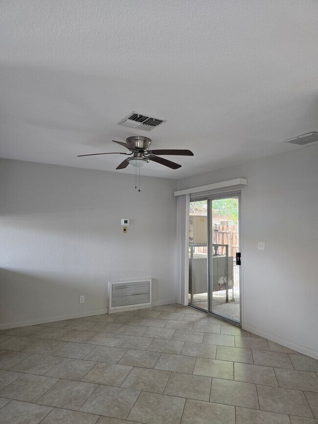 Building Photo - COM832