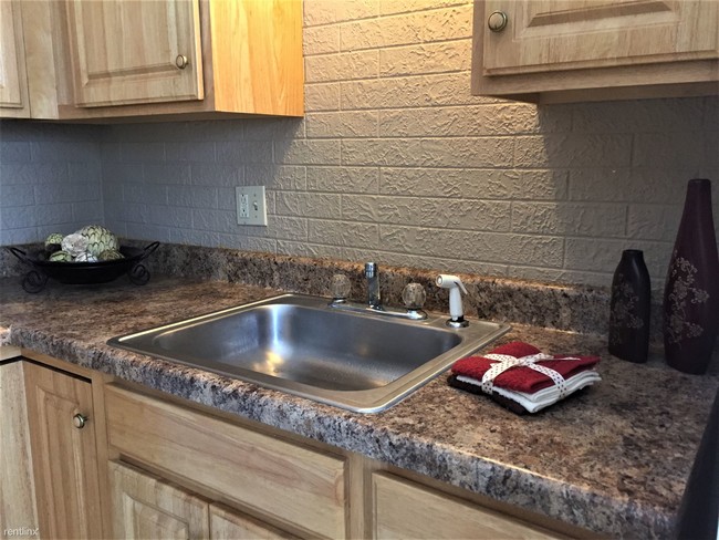 Building Photo - 2 br, 1 bath Duplex - 327 Aaron Dr