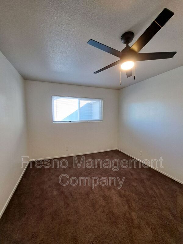 Foto del edificio - 1322 E Bulldog Ln