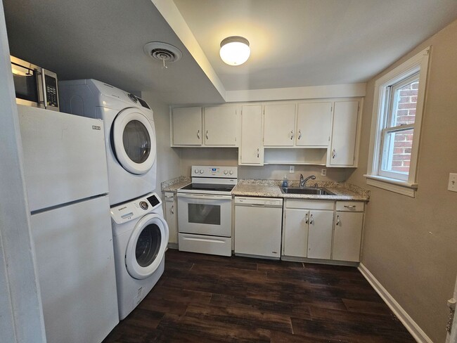 Building Photo - NEW LISTING!!!! Dont Miss Out