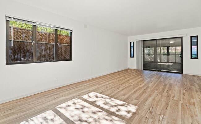 Foto del edificio - Secluded Rockridge 2BD | Parking Included | Near BART, Shops & Dining