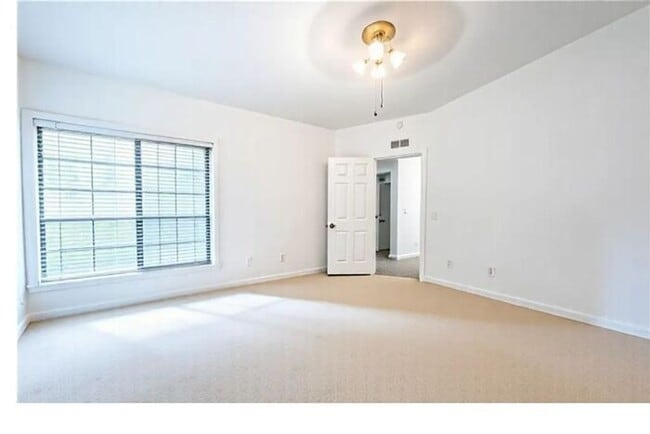 Foto del edificio - Nestled in the desirable Brock Canyon community in Santa Clarita