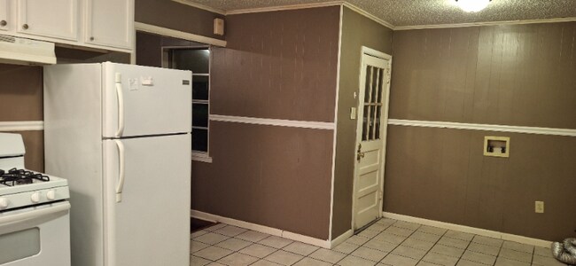 Building Photo - 4701 Lynch Dr