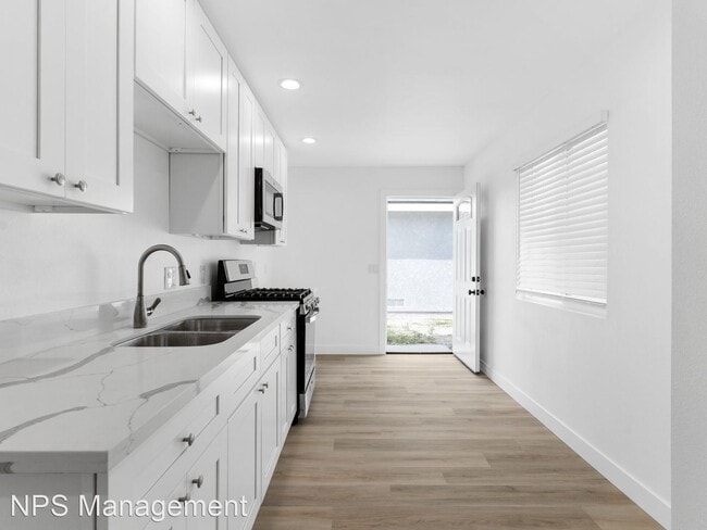 Building Photo - 2 br, 1 bath Apartment - 2049 Cerritos Ave...