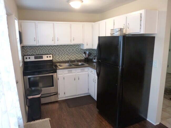 Kitchen - 212 Rockefeller Dr