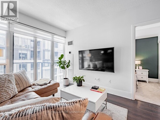 Building Photo - 560 Front St W