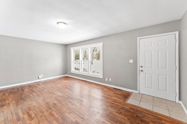 Foto del edificio - 2 Bedroom Home with Spacious Fenced In Yard!  1st Month's Rent is Free!*