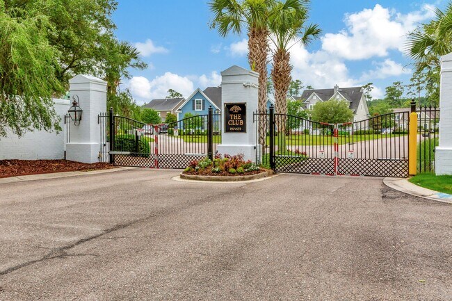 Foto del edificio - Elevated Home in The Club at Legends Oaks ...