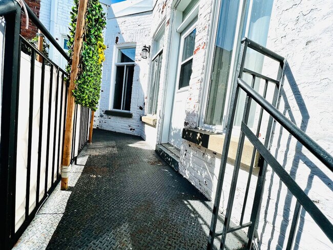 Photo du bâtiment - 4850 Rue Sainte-Catherine E