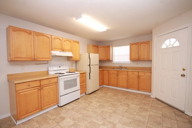 Building Photo - 3 Bedroom Home with Fenced Yard Near Downt...