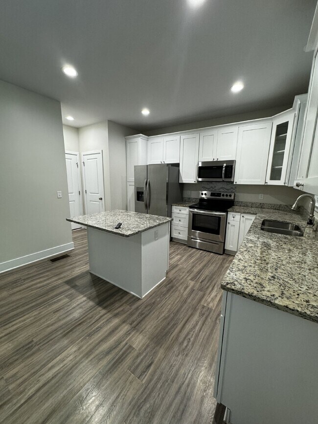 Building Photo - Beautiful LIKE-NEW 4 bed/2.5 bath Home in ...