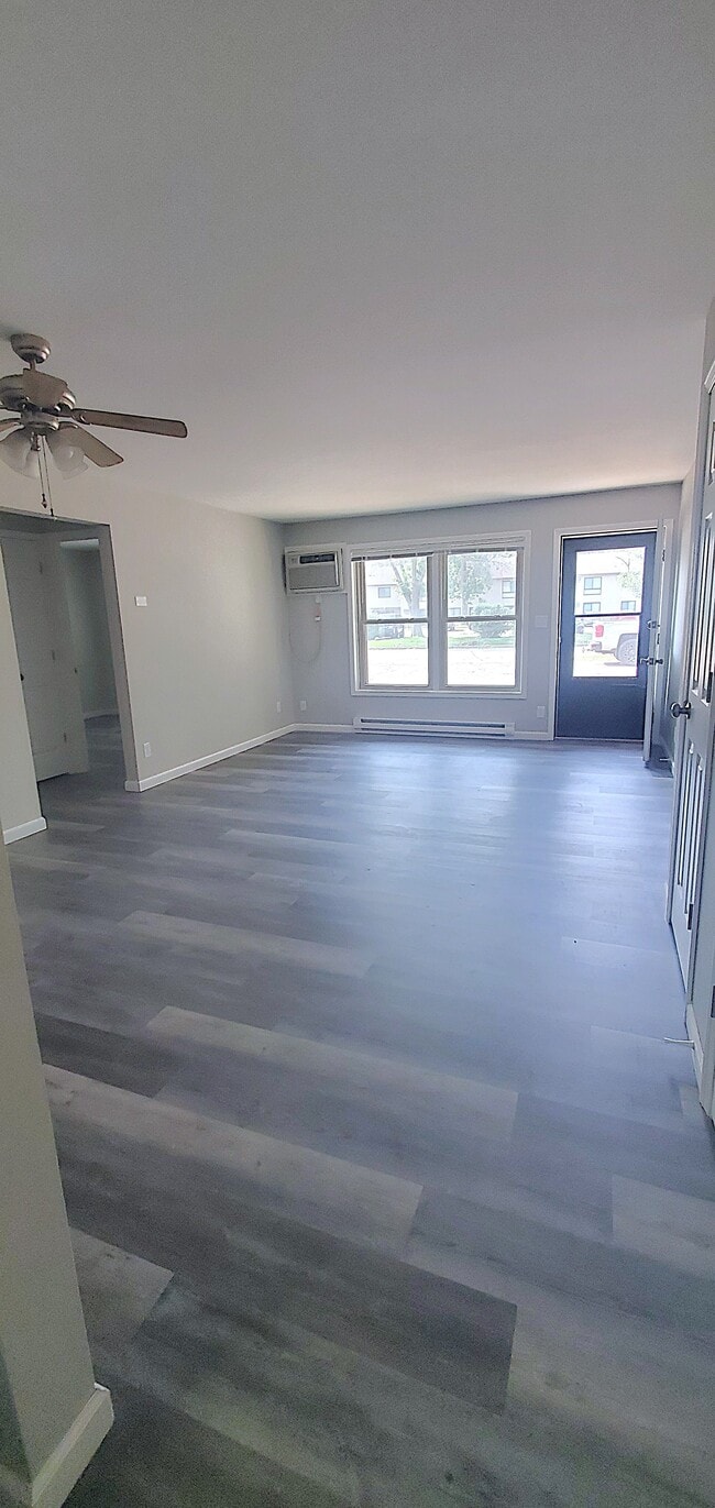 Building Photo - 325 W 9th St