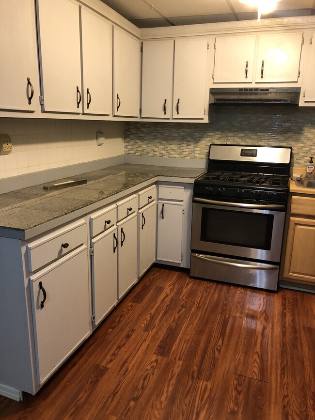 Kitchen Cabinetry / range - 3718 Park Ave