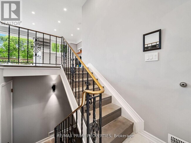 Building Photo - 691 Glen Crescent