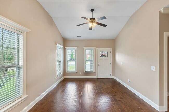 Foto del edificio - GORGEOUS FOURPLEX HOME - END UNIT