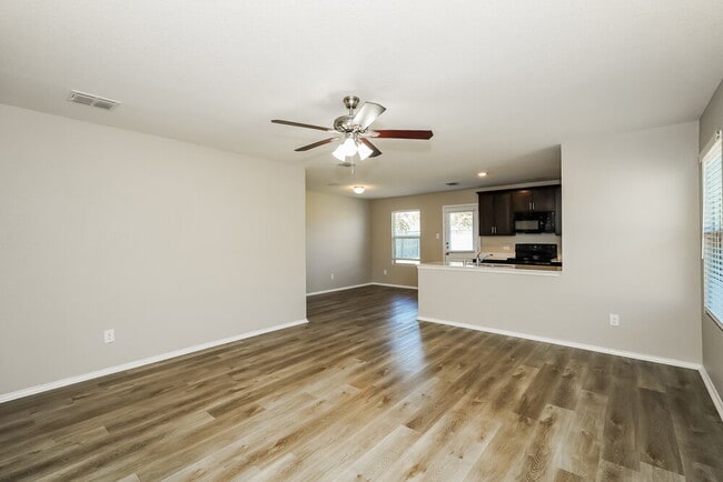 Building Photo - 1153 Skyline Dr