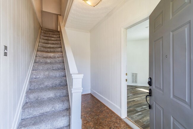 Building Photo - 2025 Peach St