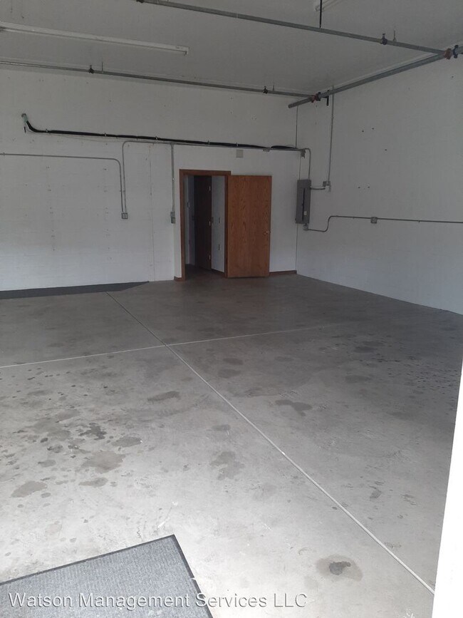 Building Photo - 2020 Santiam Hwy SE