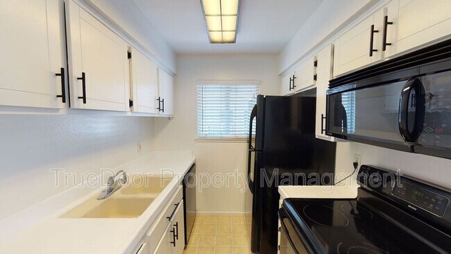 Building Photo - 4608 Via Vista Cir