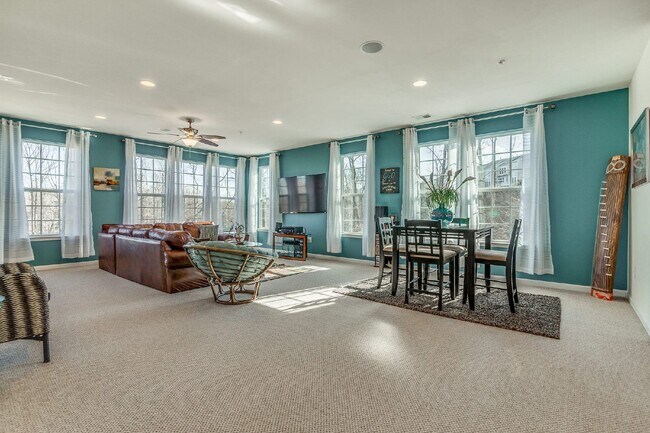 Foto del edificio - 3-bedroom, 2.5-bathroom condo with a great open-concept main level.
