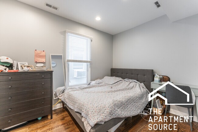 Foto del edificio - 3751 W Diversey Ave