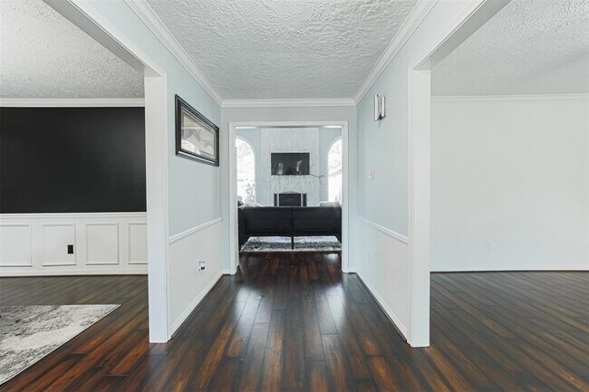 Building Photo - 5822 Pine Arbor Dr