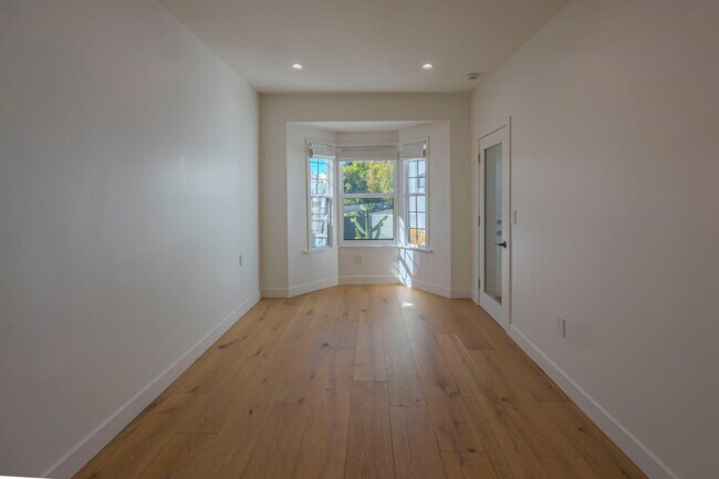 Foto del edificio - 1974 Comstock Ave