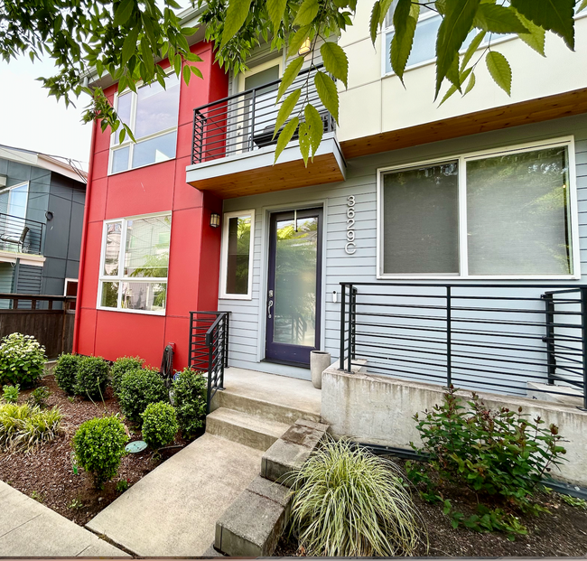 Building Photo - Mount Baker/Columbia City Townhouse