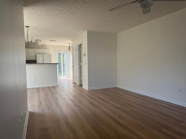 Building Photo - Great 2BR Townhome in Bellevue