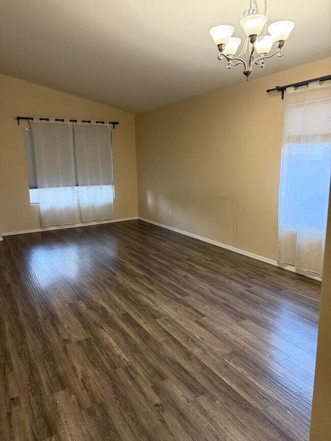 Foto del edificio - 2443 Avenida Flores